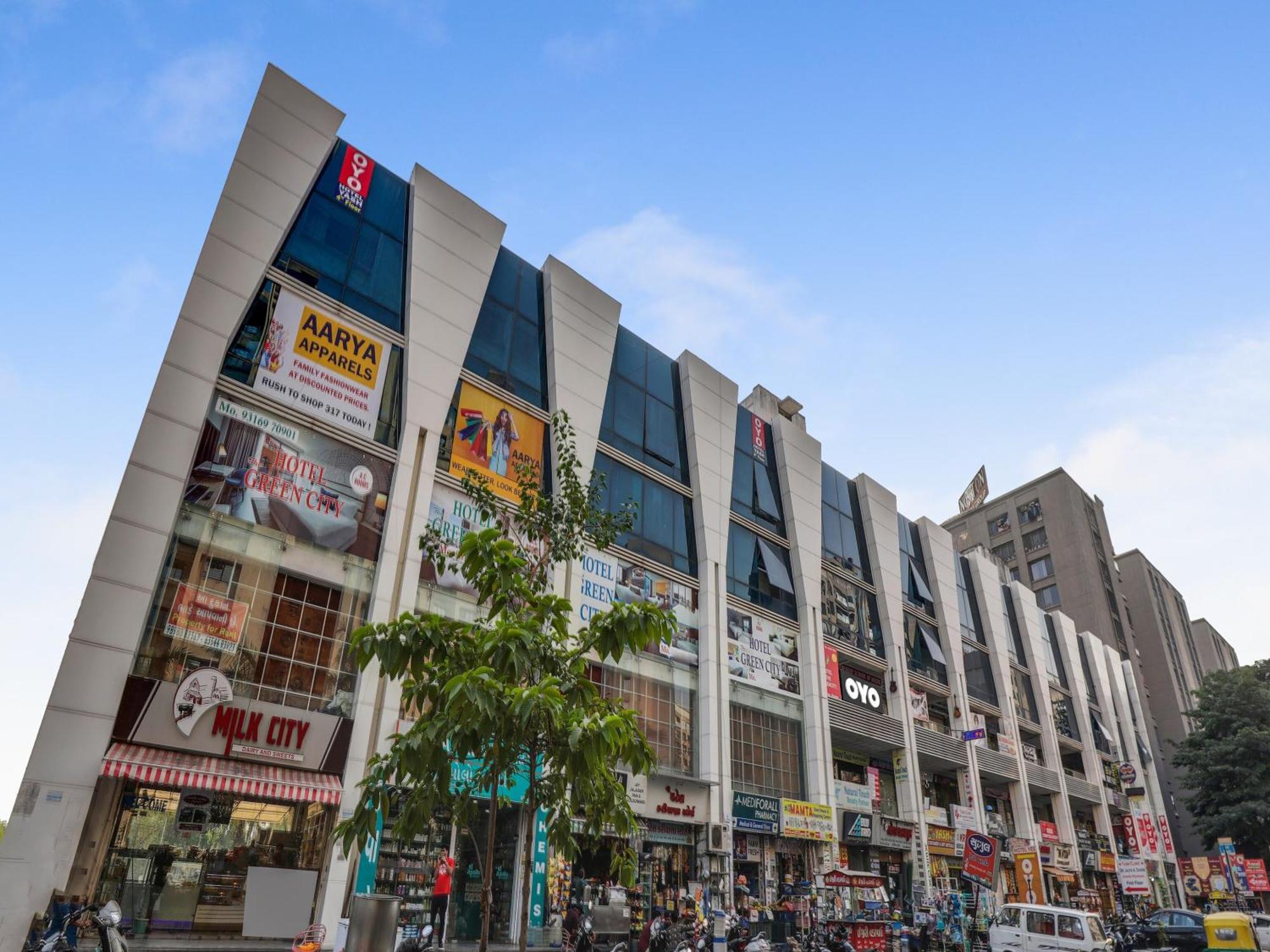 Hotel O Green City Surat Buitenkant foto