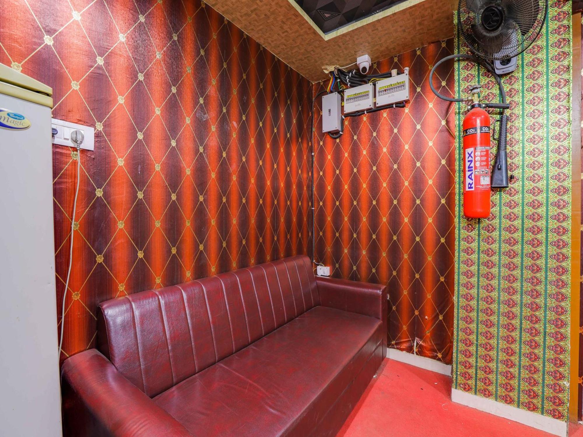 Hotel O Green City Surat Buitenkant foto